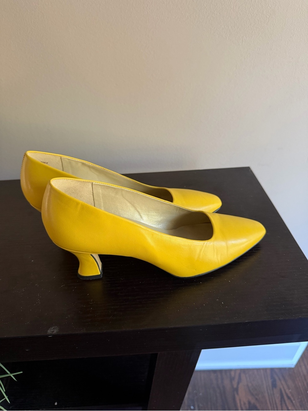 Nine West leather pointed-toe pumps featuring a distinctive flared kitten heel.